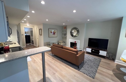 Dupont Circle Apartment | Mid-Century Modern 1-bedroom apartment in fabulous Dupont Circle