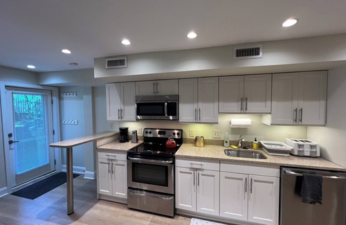 Dupont Circle Apartment | Mid-Century Modern 1-bedroom apartment in fabulous Dupont Circle