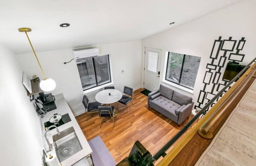 Southwestern Sacramento House | Mid-Century-Modern Airport View Home Hot Tub