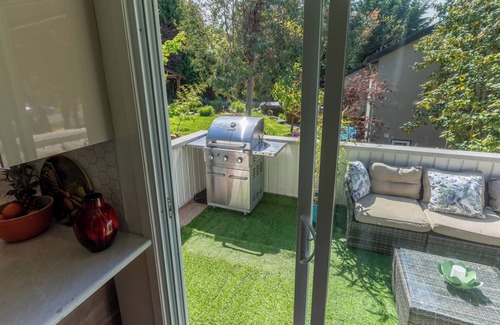 Saanich East House | Mid-Century Modern Apartment @ Horner Park