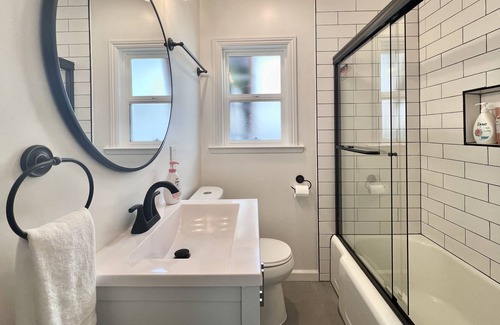 Ashland House | Mid-century Modern Chic Home Close to HWY & Downtown - Pet Friendly