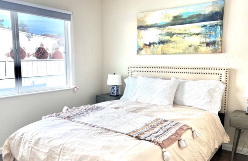 Ashland House | Mid-century Modern Chic Home Close to HWY & Downtown - Pet Friendly