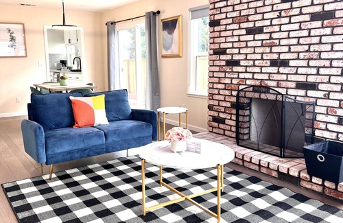 Ashland House | Mid-century Modern Chic Home Close to HWY & Downtown - Pet Friendly