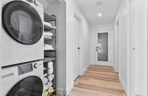 West Kelowna Estates House | Mid-Century Modern Dream Retreat