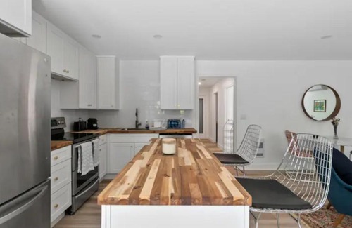 West Kelowna Estates House | Mid-Century Modern Dream Retreat