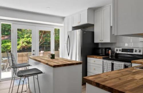 West Kelowna Estates House | Mid-Century Modern Dream Retreat