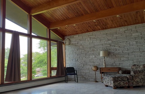 Centerville House | Mid Century Modern-close to city park and pool.