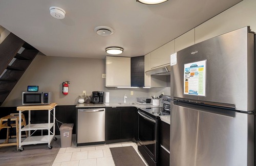 Sevierville Condo | *Mid-Century Modern Condo:, king bedroom + loft, full kitchen, Wifi, FREE ticket