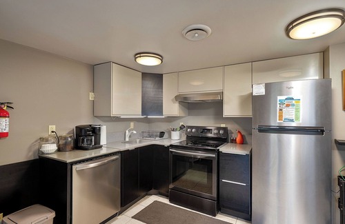 Sevierville Condo | *Mid-Century Modern Condo:, king bedroom + loft, full kitchen, Wifi, FREE ticket