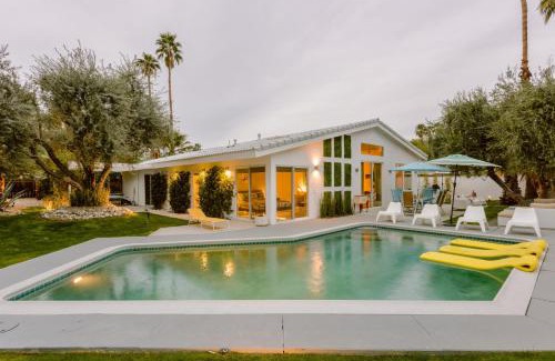 Indian Wells House | Mid Century Modern With Amazing Mountain View (E-Scooters Included)