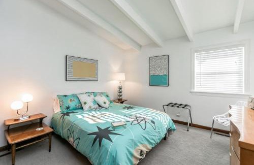 Cedar Rapids - Iowa City House | Mid-Century Style And Class In Quiet NE Location