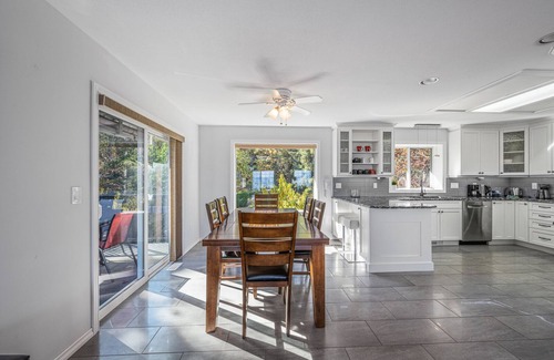 Courtenay House | Mid Island Ocean View Paradise B&B