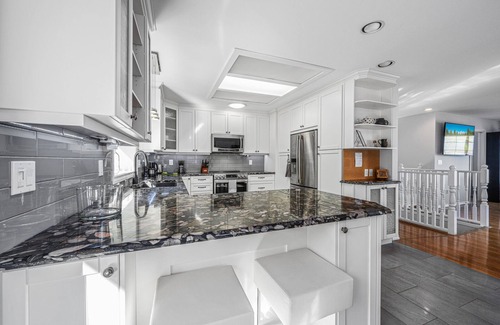 Courtenay House | Mid Island Ocean View Paradise B&B