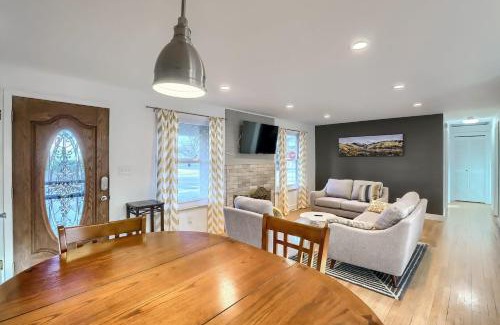 Littleton House | Mid-mod Home 3 Baths 2 Living Rms Yard