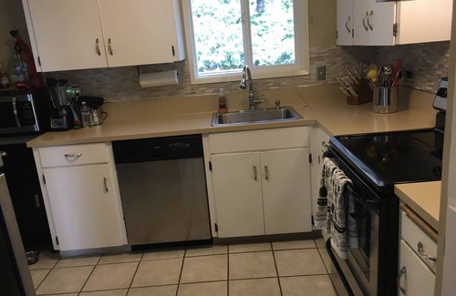 West Linn House | Mid Term Rental West Linn Relaxing Home Walk to Restaurants & Shop Fncd Yard Pet