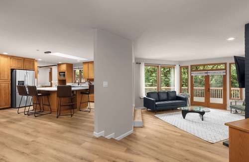 Issaquah House | MidCentury Luxury Issaquah Home, 6 Beds, Sleeps 10