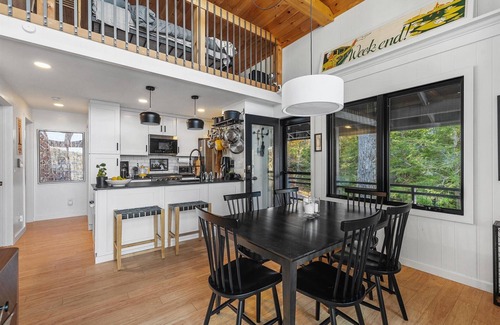 Woodstock Valley House | MidCentury Modern Lakehouse: kayaks,firepit,steamshower, gourmt kitchn,fireplace