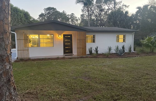 East Naples House | Midcentury Rambler with large backyard and open patio.