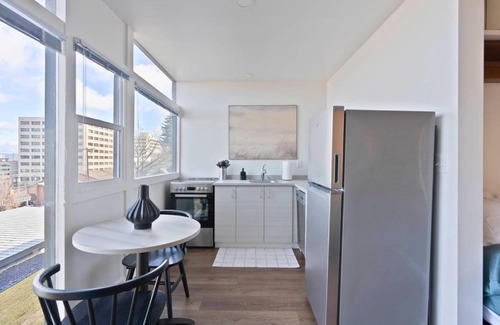Cliff - Cannon Apartment | Midcentury Stay w Free Parking