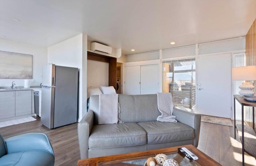 Cliff - Cannon Apartment | Midcentury Stay w Free Parking