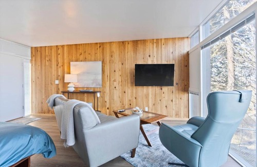 Cliff - Cannon Apartment | Midcentury Stay w Free Parking