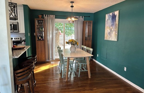 Norfolk - Virginia Beach House | Midcentury traditional house in delightful Norfolk with AC, WiFi, fitness room