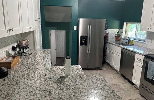 Norfolk - Virginia Beach House | Midcentury traditional house in delightful Norfolk with AC, WiFi, fitness room