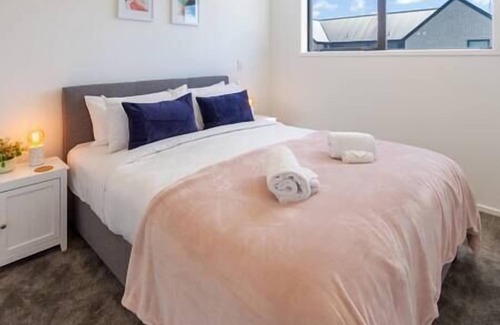 Upper Riccarton House | Middleton Park: 2 bed 1 bath w/Garage: Riccarton