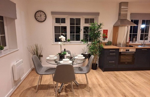 Wisbech Apartment | Midnight Garden fully furnished apt with parking.