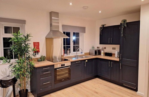 Wisbech Apartment | Midnight Garden fully furnished apt with parking.