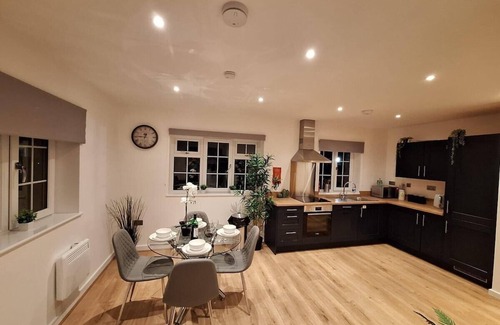 Wisbech Apartment | Midnight Garden fully furnished apt with parking.
