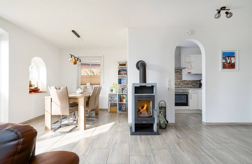 Eilsum House | Midsummer - Beautiful vacation home (100sqm) for 6 people with fireplace, garden and