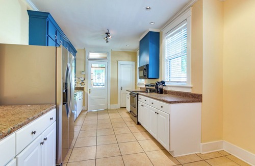 Crosstown House | Midtown Duplex 1 Mi to Memphis Zoo & Overton Park!