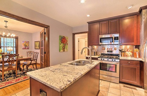 Lakeview Cottage | 'Midtown Garden Cottage' w/ Backyard Garden!