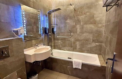 Hamra Hotel | MidTown Hotel & Suites