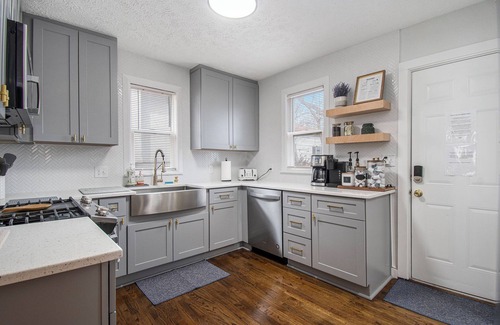 Midtown House | Midtown Stay: King Bed I FirePit I Yard I 5 min CHI Arena I CWS I Creighton
