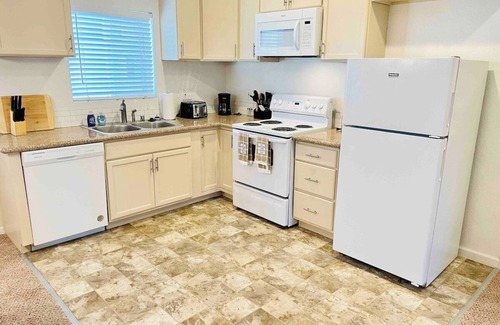 Old Southwest House | Midtown Townhouse 3TVs Fast WiFi 2 Baths Sleeps 6