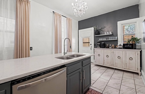 North Hyde Park Apartment | Midtown Victorian Lower- Historic 2BR in Hyde Park