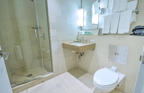 Turtle Bay Apartment | Midtown45 Cozy one br suite in New York City, WiFi, AC, fitness room-sleeps 4