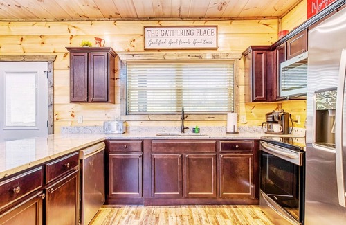 Sevierville Cabin | ✨Mighty Chickadee✨ Indoor Pool, Hot Tub, Pool Table, Firepit, A+ Views, Dogs OK