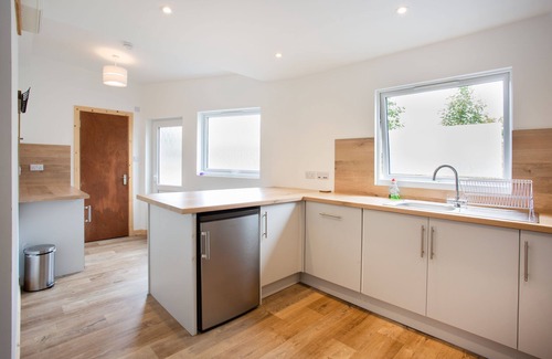 Alness Apartment | Mike’s Cottage | 3-Bed + Garden, Wi-Fi & Parking