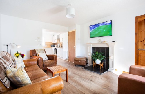 Alness Apartment | Mike’s Cottage | 3-Bed + Garden, Wi-Fi & Parking
