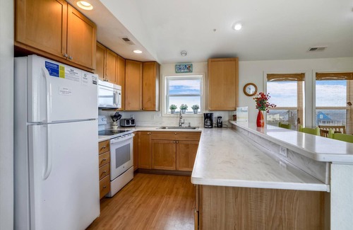 Sea Retreat House | Miller Cottage - Semi OF Home in Kitty Hawk with Hot Tub