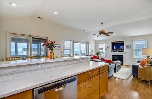 Sea Retreat House | Miller Cottage - Semi OF Home in Kitty Hawk with Hot Tub