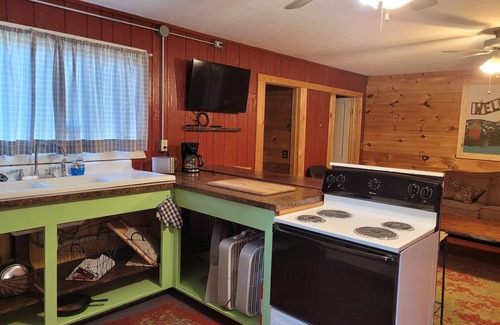 Bruno House | Millers Landing 2 - Sleeps 8. Hot Tub. 2 min to Buffalo Pt