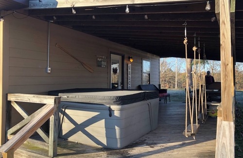 Bruno House | Millers Landing 2 - Sleeps 8. Hot Tub. 2 min to Buffalo Pt