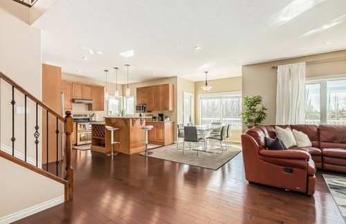 West Edmonton House | Million Dollar Golf Course Home/Henday/Whitemud/WEM/Acheson-Long Stay Discount!