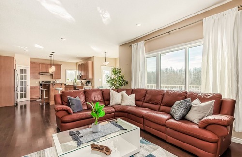 West Edmonton House | Million Dollar Golf Course Home/Henday/Whitemud/WEM/Acheson-Long Stay Discount!