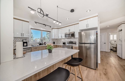 Southeast Edmonton House | Millwoods | Sleeps 8 | Newly Renovated | AC | Near South Edmonton Common