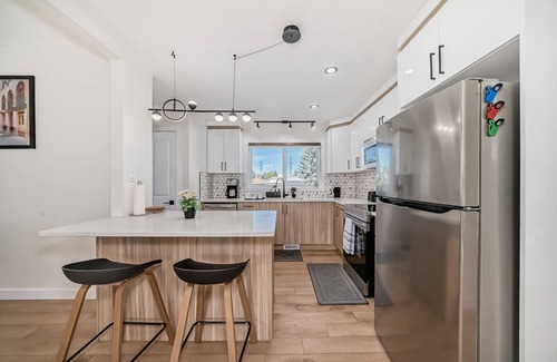 Southeast Edmonton House | Millwoods | Sleeps 8 | Newly Renovated | AC | Near South Edmonton Common